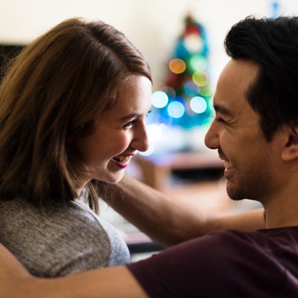 Couple souriant et complice illustrant la compatibilité amoureuse dans les relations à long terme