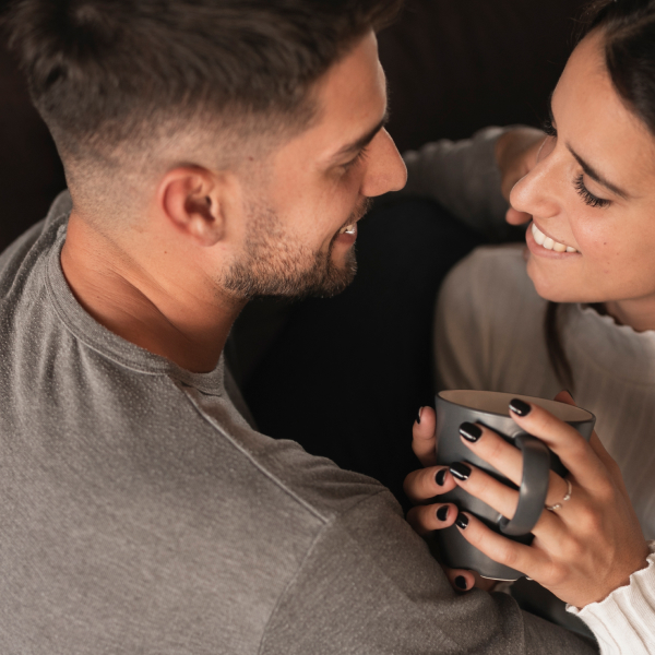 Couple partageant un moment complice, représentant l’importance souvent sous-estimée de la compatibilité amoureuse